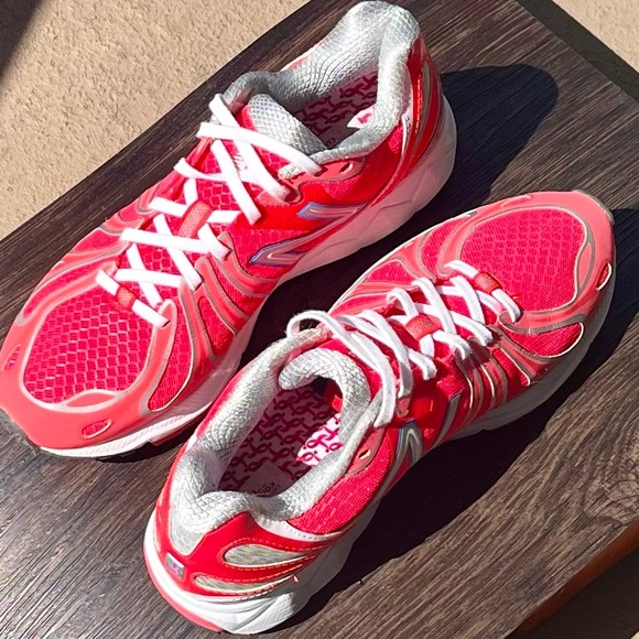 LIKE NEW!!! NEW BALANCE NB Women’s 890v3 running shoes Sz 7 pink & white 🏃♀️ - Picture 2 of 6